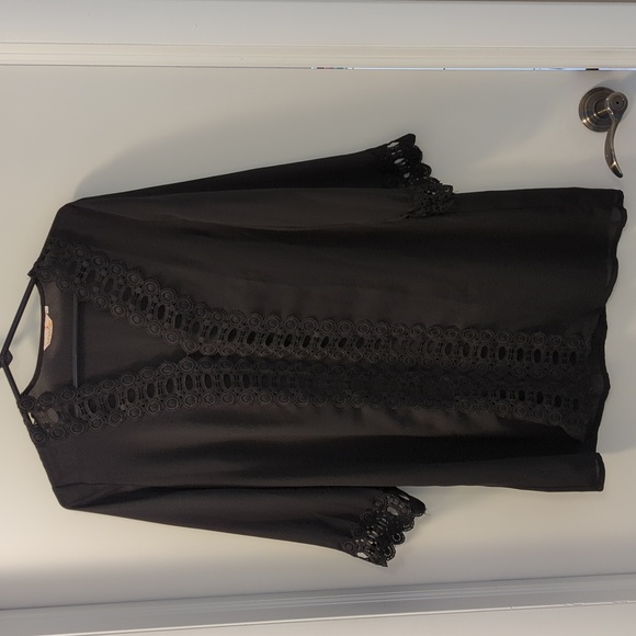 Woman's Lace Beach Coverup - Picture 2 of 10